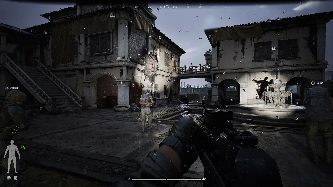 A squad entering a dark courtyard in Arena Breakout Infinite